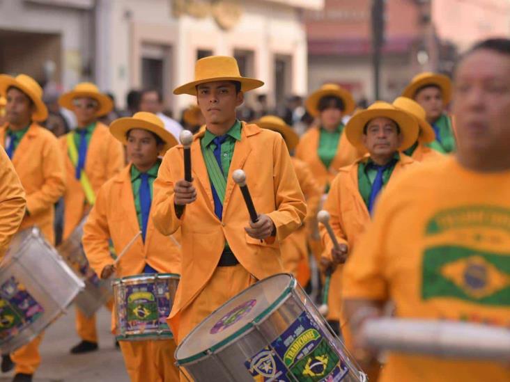 Despiden el Año Viejo en Veracruz entre mojigangas y sones jarochos