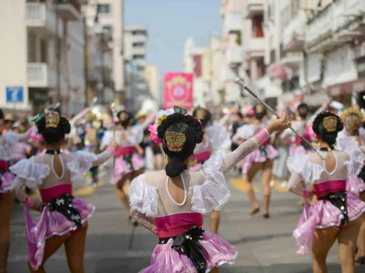 Despiden el Año Viejo en Veracruz entre mojigangas y sones jarochos