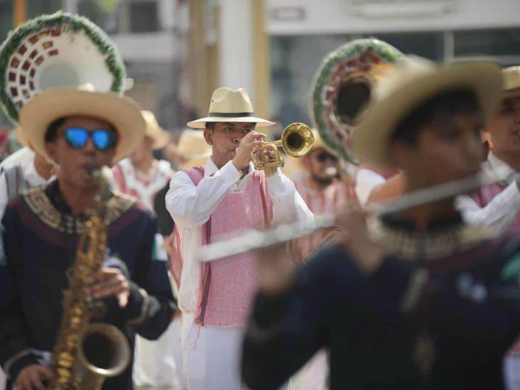 Despiden el Año Viejo en Veracruz entre mojigangas y sones jarochos