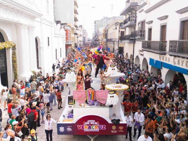 Despiden el Año Viejo en Veracruz entre mojigangas y sones jarochos