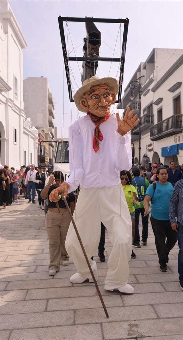 Despiden el Año Viejo en Veracruz entre mojigangas y sones jarochos