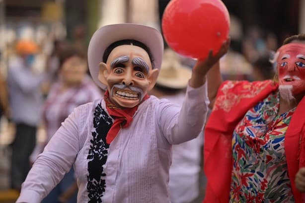 Despiden el Año Viejo en Veracruz entre mojigangas y sones jarochos