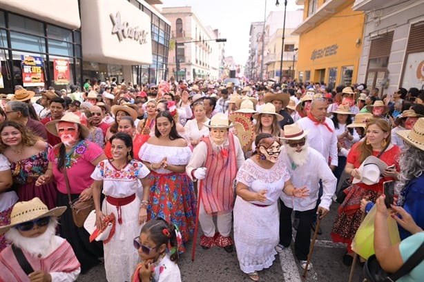 Despiden el Año Viejo en Veracruz entre mojigangas y sones jarochos