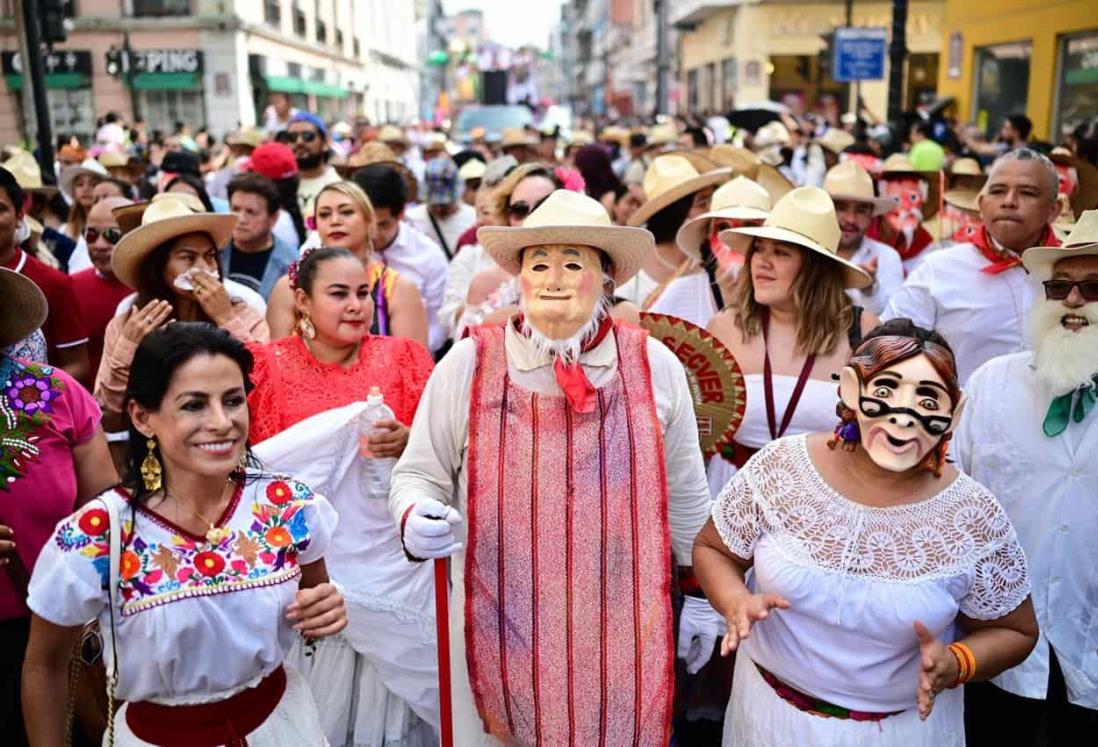 Realizan desfile de fin de año en Veracruz 2024