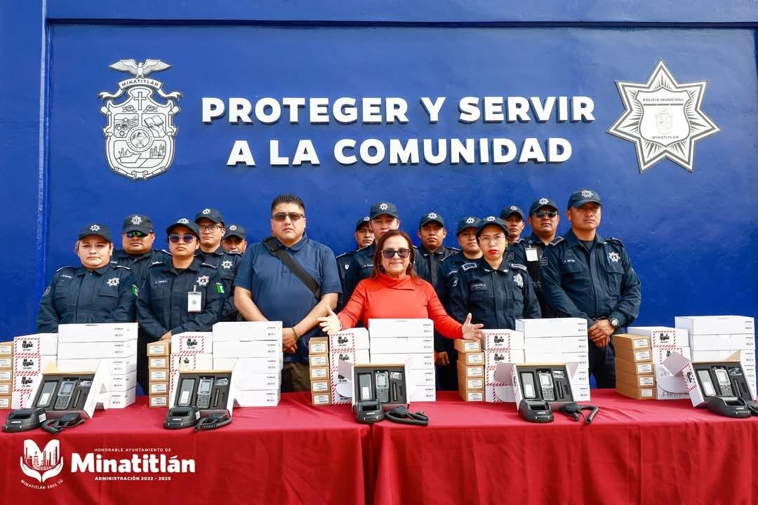 Policía Municipal de Minatitlán recibe equipos de radiocomunicación