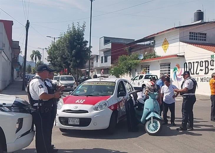 Chocan un taxi y una motoneta en Orizaba; familia sufre golpes