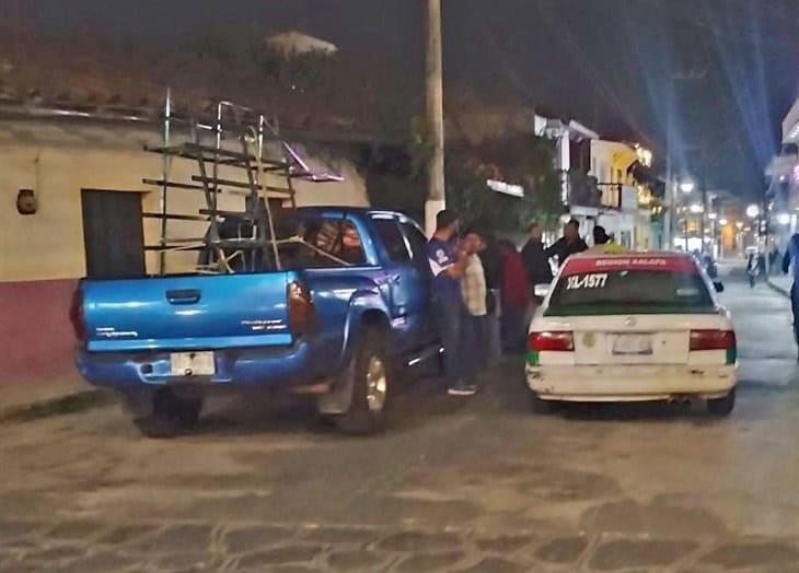 Se registra choque vehicular en el centro de Naolinco, esto pasó