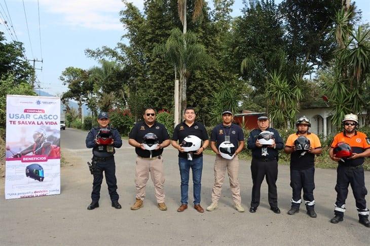 Promueven la seguridad vial con entrega de cascos a motociclistas en Ixtaczoquitlán