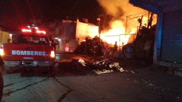 Incendio arrasa con local de material reciclable en Xalapa; en pleno Año Nuevo