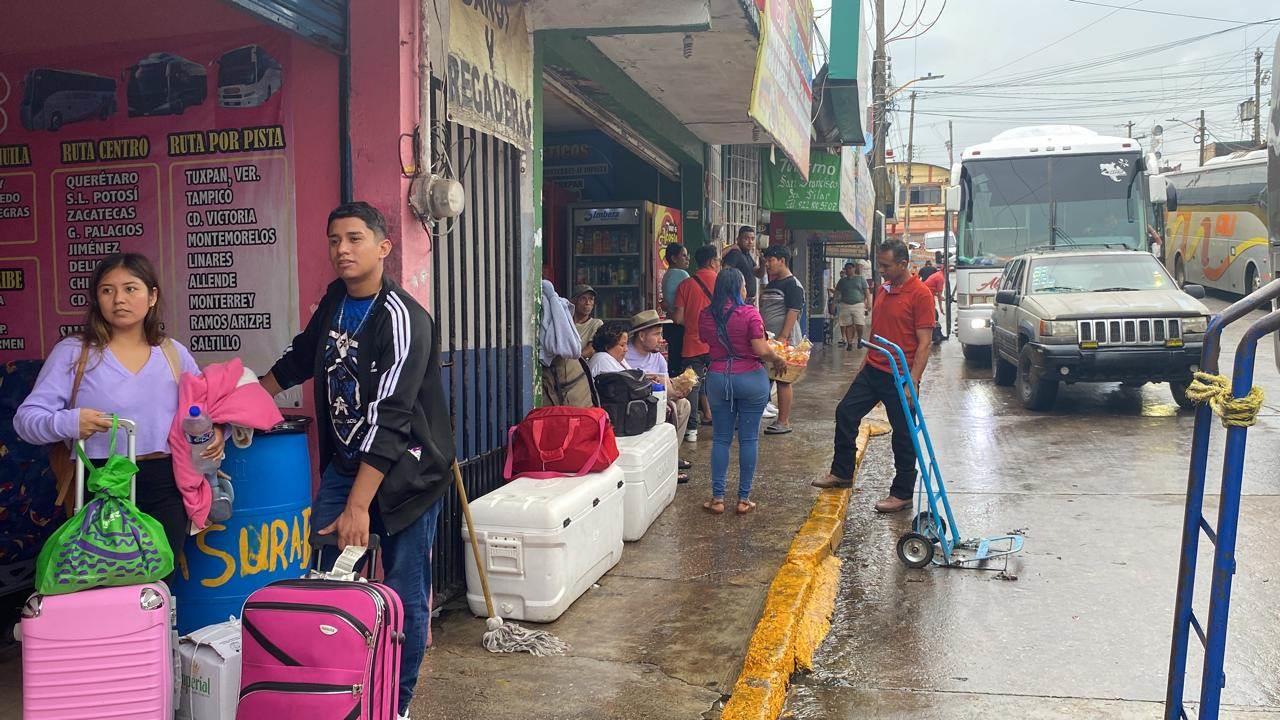 Emotividad en terminales de Acayucan; paisanos se despiden con ganas de volver