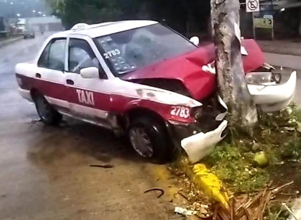 Taxi 2783 se impactó contra palmera en la carretera Ancha
