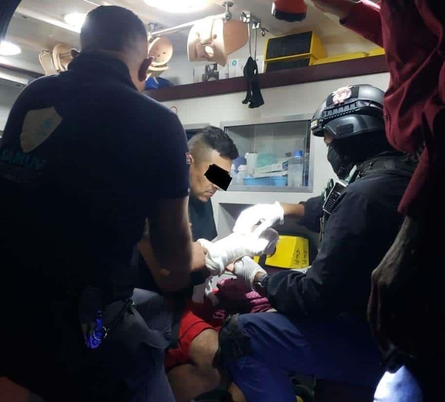 Hombre pierde los dedos tras explosión de pirotecnia en Cosamaloapan