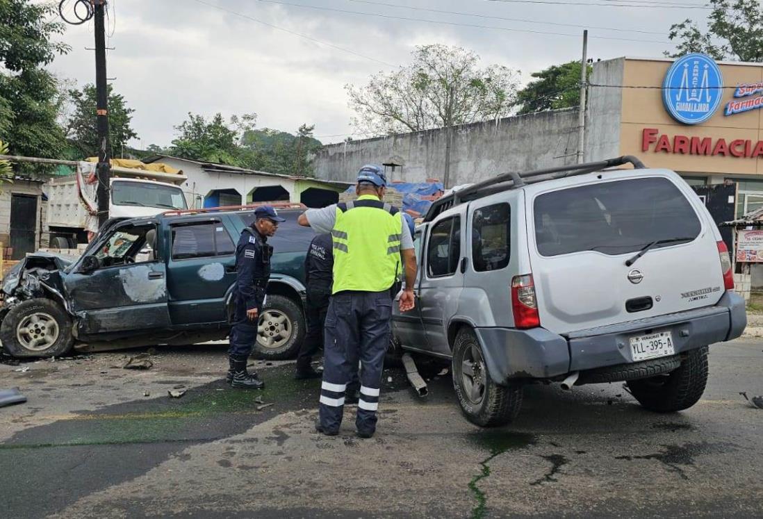 Tres personas terminan lesionadas tras choque de automóviles en San Andrés Tuxtla