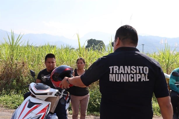 Promueven la seguridad vial con entrega de cascos a motociclistas en Ixtaczoquitlán