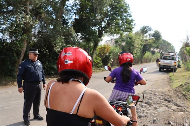 Promueven la seguridad vial con entrega de cascos a motociclistas en Ixtaczoquitlán