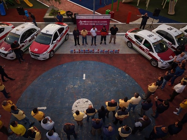 Promueven la seguridad vial con entrega de cascos a motociclistas en Ixtaczoquitlán