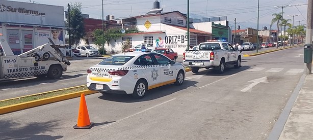 Chocan un taxi y una motoneta en Orizaba; familia sufre golpes