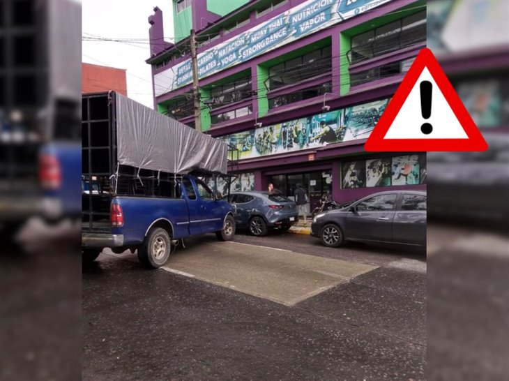 ¡Perdió el control! camioneta se estrella contra un auto en la avenida Xalapa