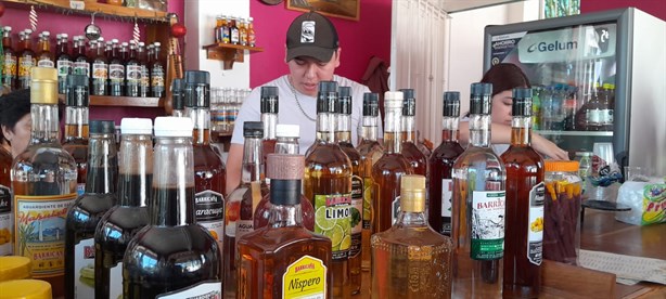 Aguardiente, repunta ventas en Coatepec por fiestas decembrinas y fin de año