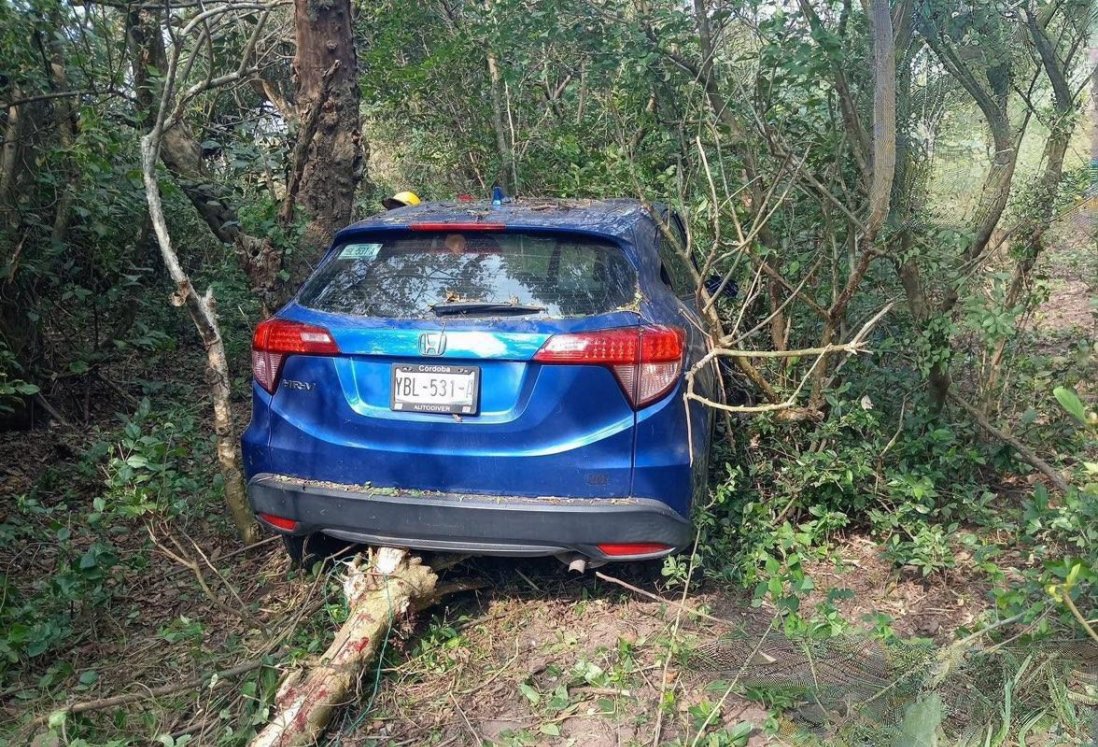 Conductor se accidenta al esquivar bache en la carretera Costera del Golfo