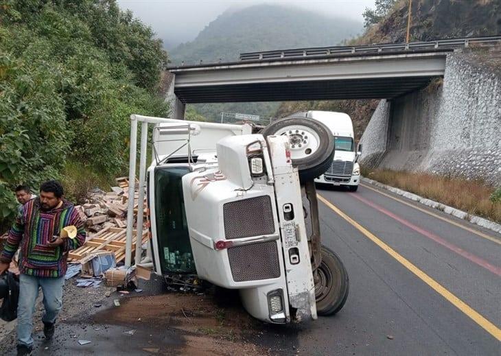 Vuelca camión de carga en la autopista Puebla-Orizaba; se desata rapiña