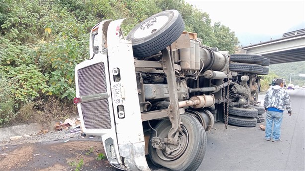 Vuelca camión de carga en la autopista Puebla-Orizaba; se desata rapiña