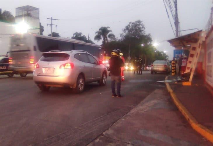 ¡Perdió el control! Plateado se impacta contra parada de autobuses en Córdoba