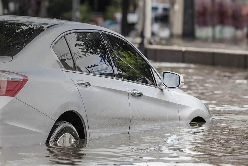 De esta forma la inundación en calles de Veracruz afecta a los automóviles