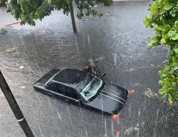 De esta forma la inundación en calles de Veracruz afecta a los automóviles