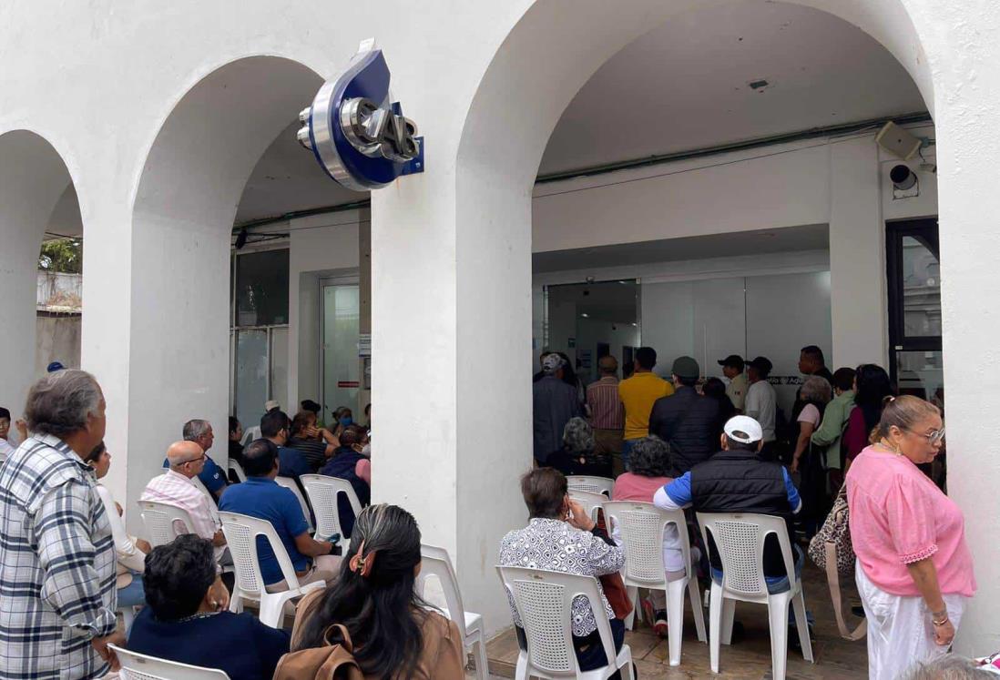 Ciudadanos abarrotan los módulos para el cobro anticipado del servicio de agua potable en Boca del Río