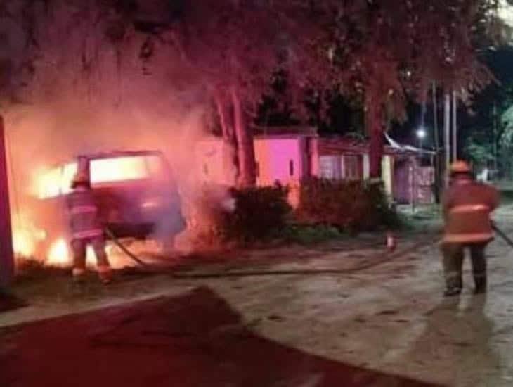 Arde en llamas camioneta en colonia de Minatitlán