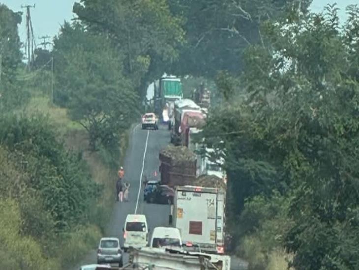 Automóviles chocan contra camión cañero en carretera La Tinaja- Tierra Blanca