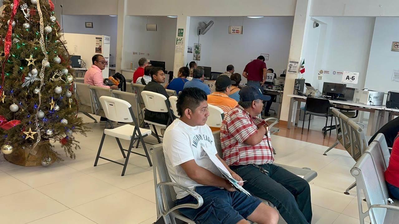 Por pago de derecho vehicular, conductores abarrotan oficinas de Hacienda en Coatzacoalcos