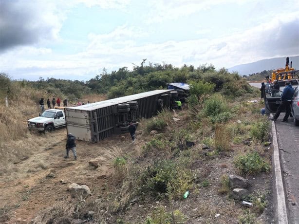 Vuelca tráiler en las cumbres de Maltrata; ¿hubo rapiña?