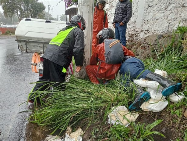 Repartidor de tortillas sufre accidente en Naolinco, es trasladado al hospital