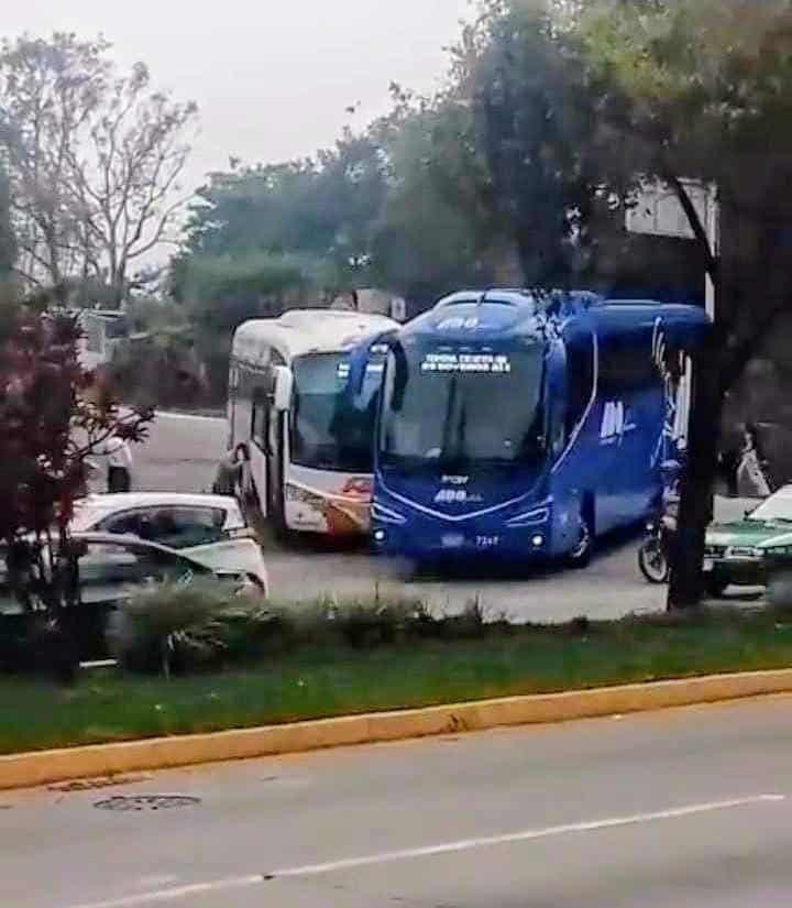 Choque entre autobuses en Caxa deja caos y retrasos en Xalapa