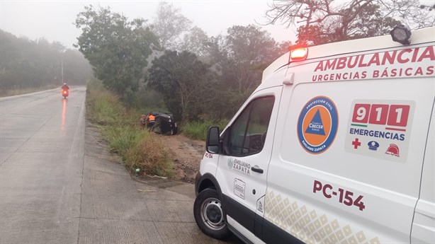 Auto derrapa y vuelca en la carretera Las Trancas-Coatepec: dos lesionados