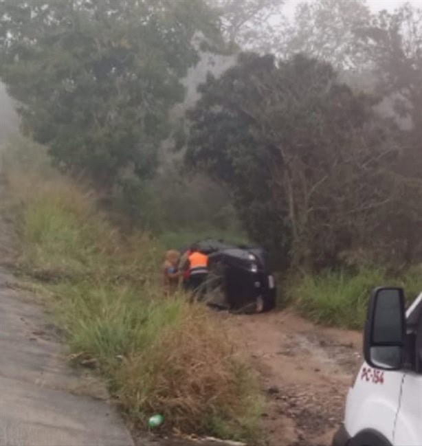 Auto derrapa y vuelca en la carretera Las Trancas-Coatepec: dos lesionados