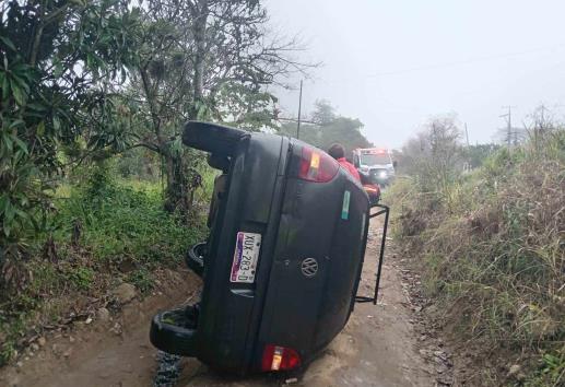 Auto derrapa y vuelca en la carretera Las Trancas-Coatepec: dos lesionados