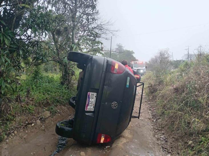 Auto derrapa y vuelca en la carretera Las Trancas-Coatepec: dos lesionados