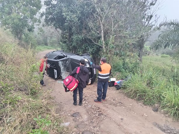 Auto derrapa y vuelca en la carretera Las Trancas-Coatepec: dos lesionados