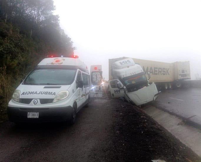 Tráiler se accidenta y bloquea el libramiento Xalapa-Perote; tráfico colapsa