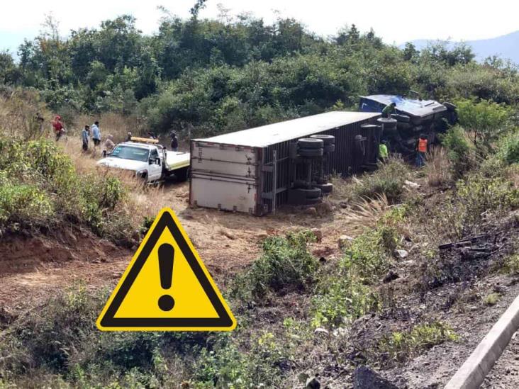 Vuelca tráiler en las cumbres de Maltrata; ¿hubo rapiña?