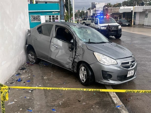 Captan en VIDEO momento en que una motociclista choca contra un automóvil en Boca del Río