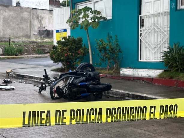 Captan en VIDEO momento en que una motociclista choca contra un automóvil en Boca del Río