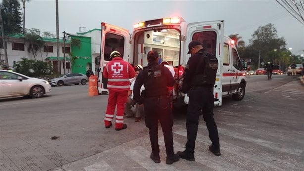 ¡Perdió el control! Plateado se impacta contra parada de autobuses en Córdoba