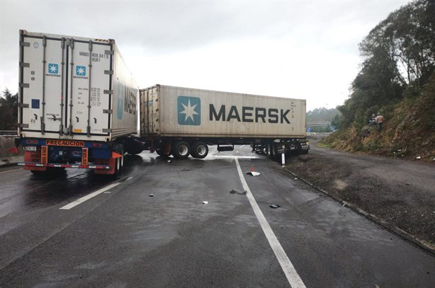 Tráiler se accidenta y bloquea el libramiento Xalapa-Perote; tráfico colapsa