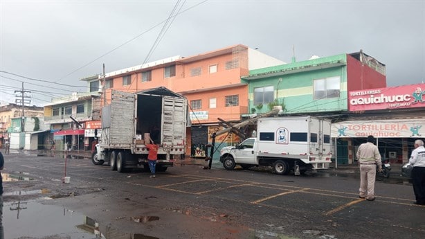 Zona de mercados de Veracruz queda a oscuras por choque de camioneta con tres postes