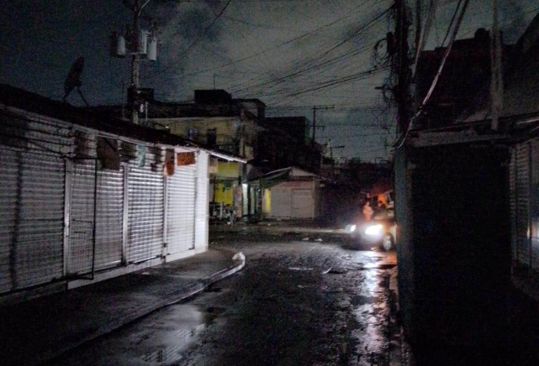 Zona de mercados de Veracruz queda a oscuras por choque de camioneta con tres postes