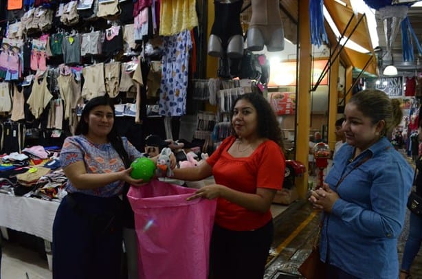 Locatarios del tianguis de Boca del Río se suman al evento Regalando Sonrisas de Imagen de Veracruz y Club de Leones | VIDEO